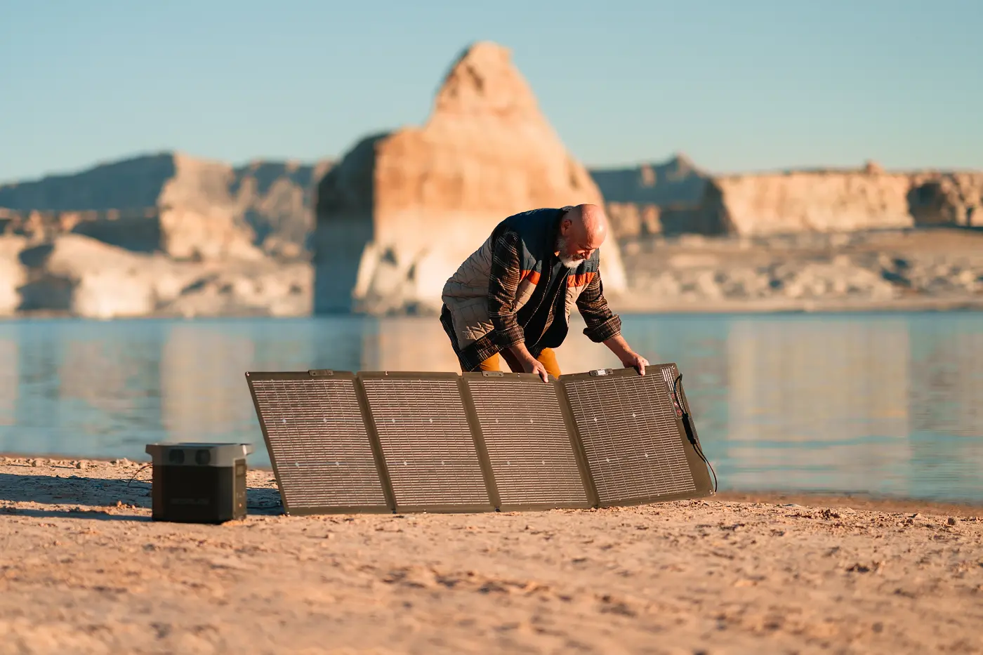 Mann faltet ein mobiles Solarpanel auf