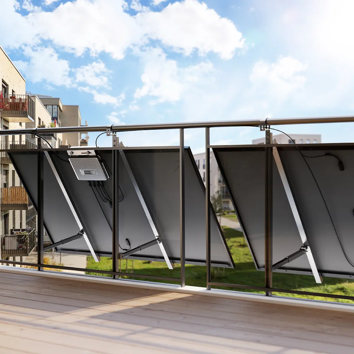 Balkonkraftwerk mit zwei Solarmodulen an einem Glasgeländer montiert – platzsparende Mini-PV-Anlage zur Stromerzeugung direkt am Balkon.