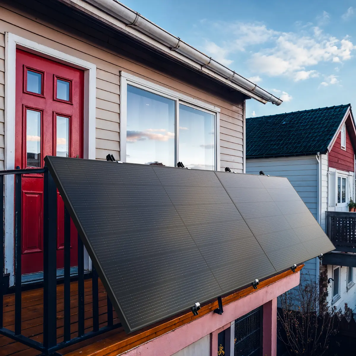 Balkonkraftwerk für Gittergeländer 800 W STREAM Zwei geneigte Balkonkraftwerk-Solarmodule auf Metallgestell auf einer gepflasterten Terrasse – kompakte Photovoltaiklösung für einfache Eigenstromversorgung auf Balkon, Terrasse oder Flachdach.