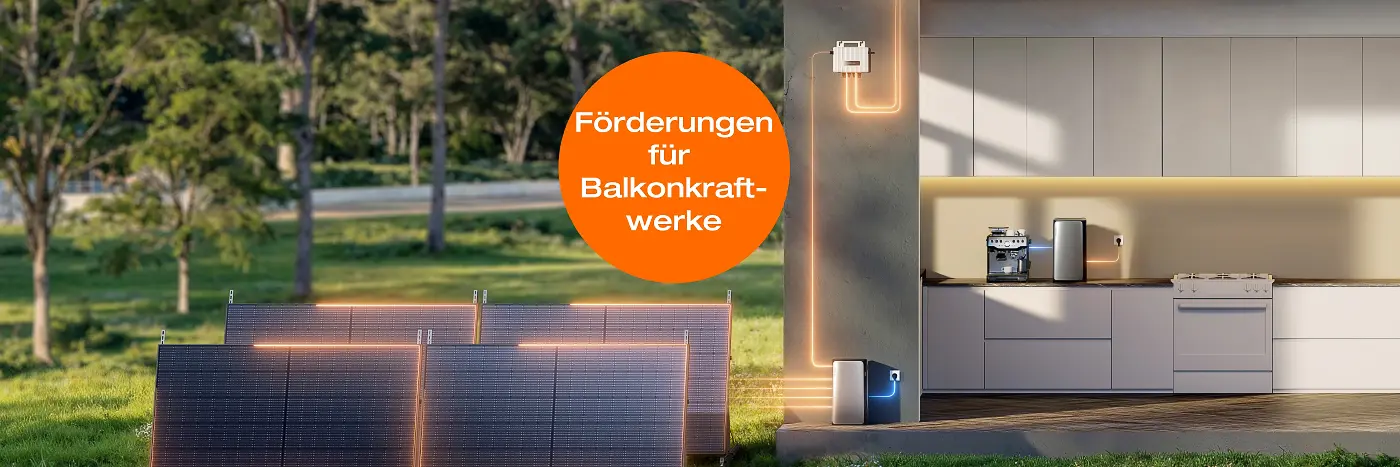 Fördermöglichkeiten für Balkonkraftwerke Zwei Balkonkraftwerk-Solarmodule auf Metallgestell im Garten vor einem Haus mit offener Küche, überlagert von einem orangen Hinweis „Förderungen für Balkonkraftwerke“ – Visualisierung staatlicher Zuschüsse für Mini-PV-Anlagen.